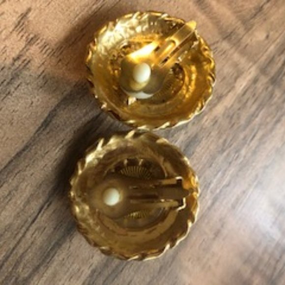 CLASSIC CLIP ON EARRINGS - Picture 2 of 3